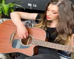 Besides being a beauty vlogger, she can also play the guitar.